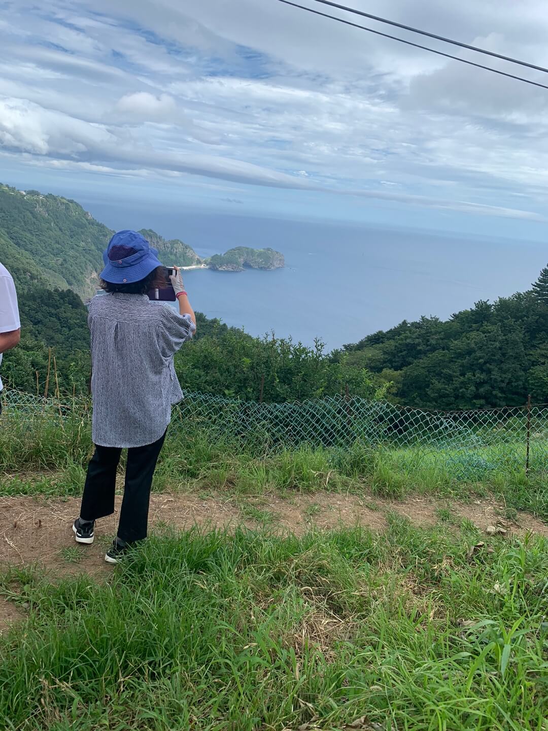 내수전 전망대에서 내려오다가 죽도 촬영하는 모습