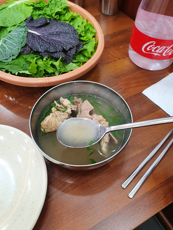 숟가락으로-떠본-뼛국-국물