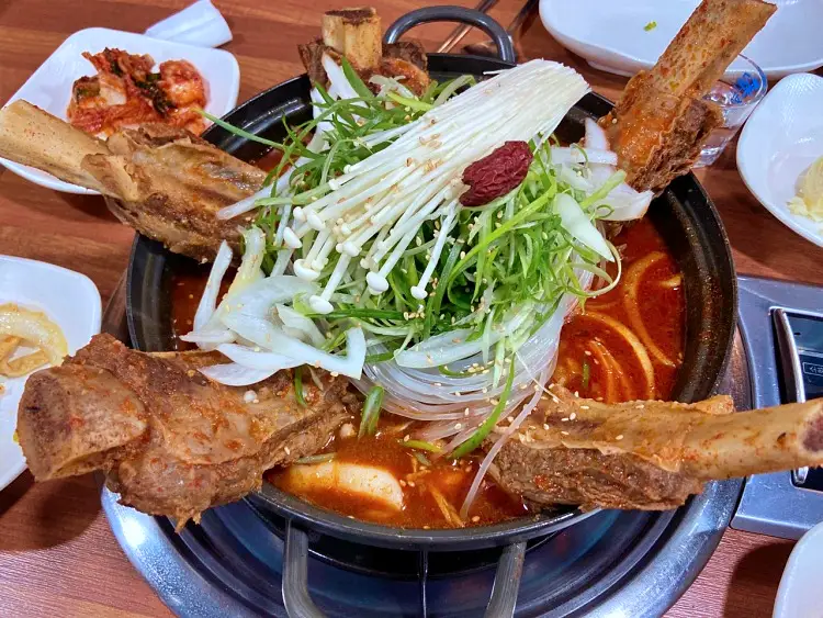 전참시 전지적참견시점 매니저 추천 매운 갈비, 매운갈비찜 맛있는 식당 홍현희 제이쓴 만삭 사진 화보 촬영 제주 여행 함덕 해수욕장 맛집 소개