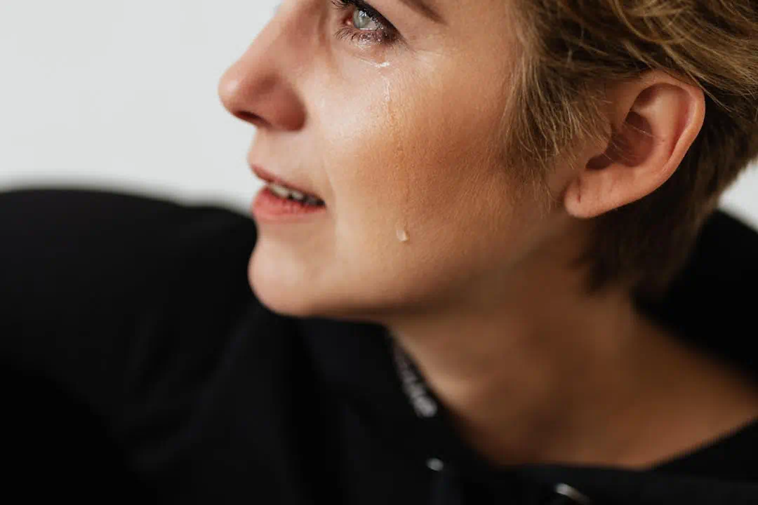 눈물을 흘리고있는 여성의 모습