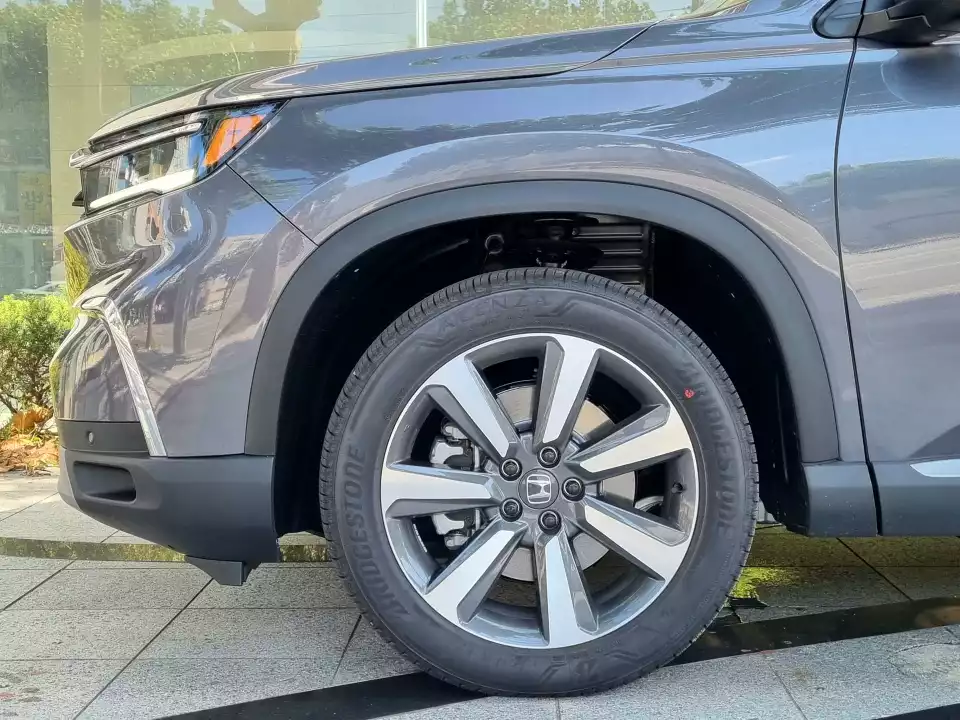 혼다 파일럿에 꽂힌 20인치 바퀴를 담아봤습니다.