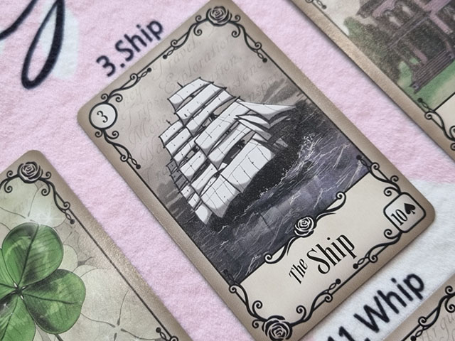 드림타로21 &ndash; 언더로즈 레노먼드 3번 배 / Dreamtarot21 &ndash; Under the Roses Lenormand No.3 배, 멀리서 다가오는 기회의 흐름