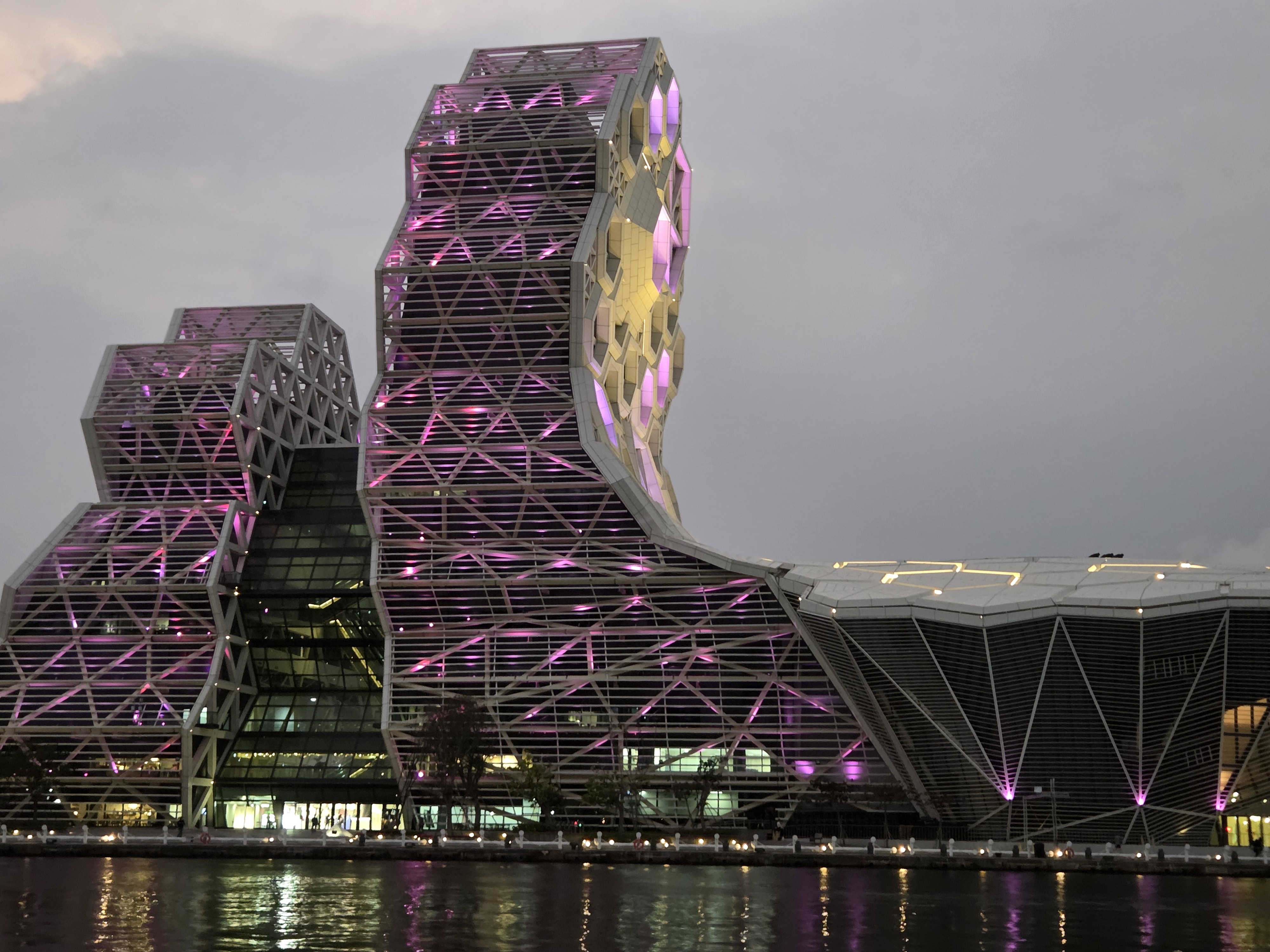 가오슝 문화센터의 현대적인 외관