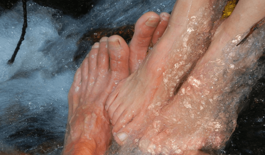 발톱 무좀 없애는 방법으로 발을 물에 담그고 있는 모습