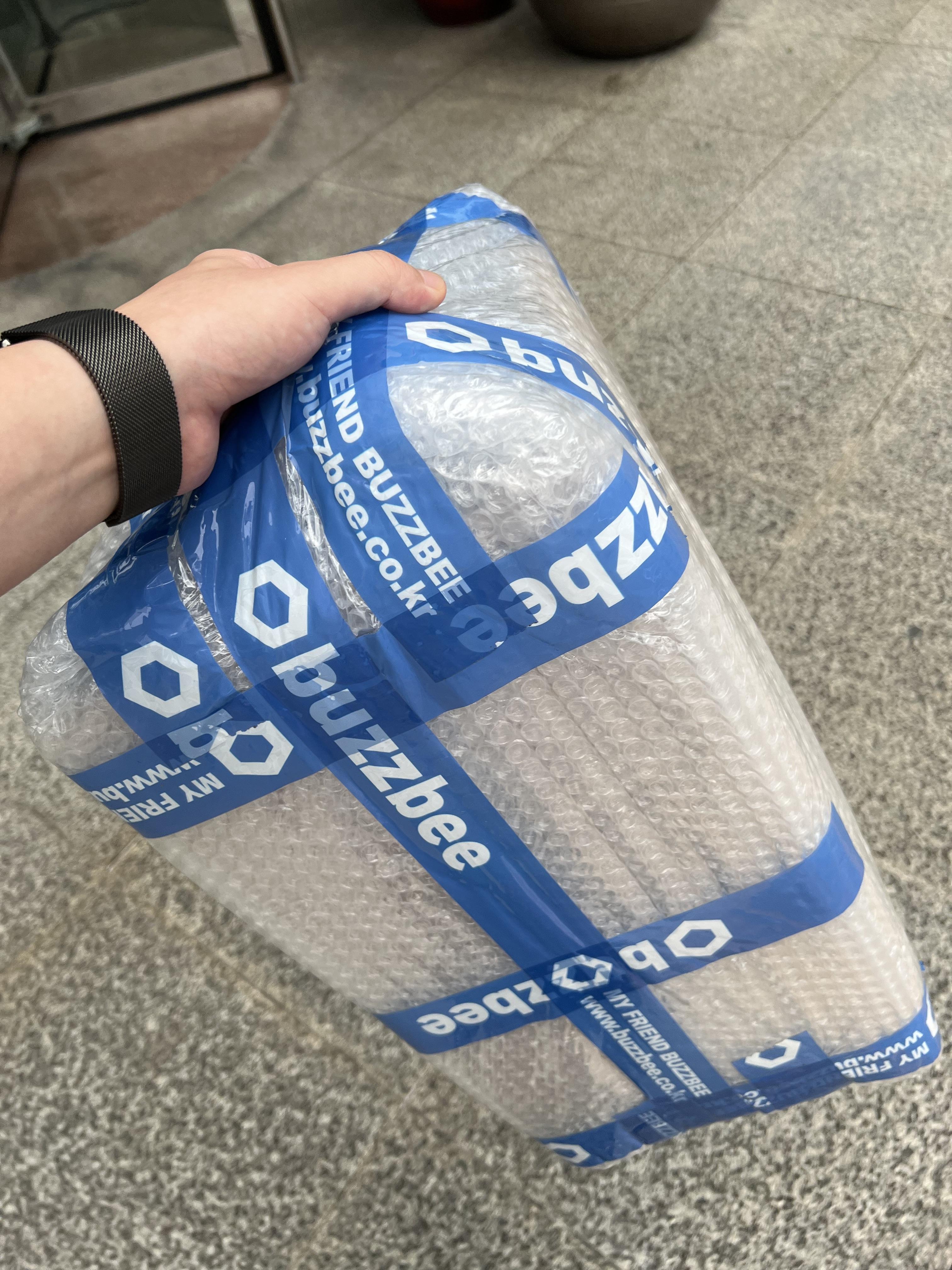 포장 된 택배 물건을 쥐고 있는 사진