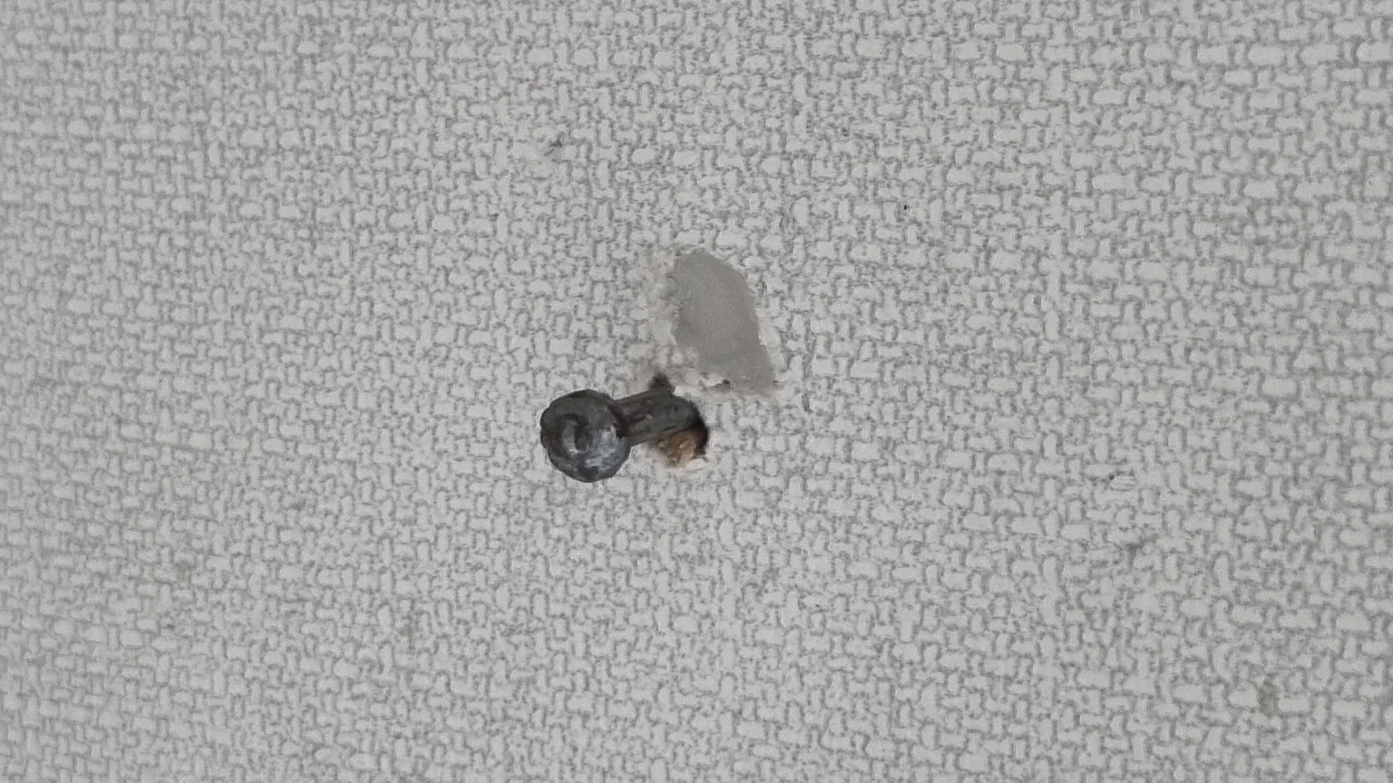 벽지 못자국 못구멍 막은 모습