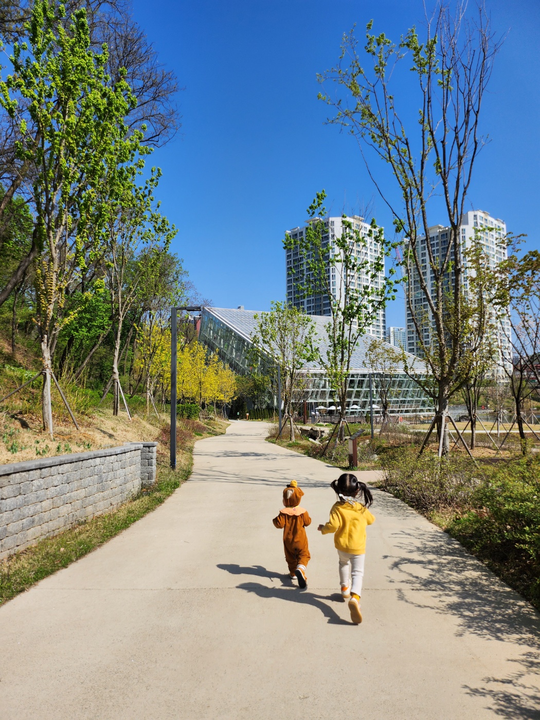 뛰어가는 아이들