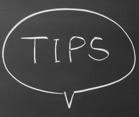 칠판에 그려져 있는 'TIPS' 문구