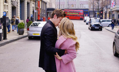 서로 키스하는 남녀의 모습