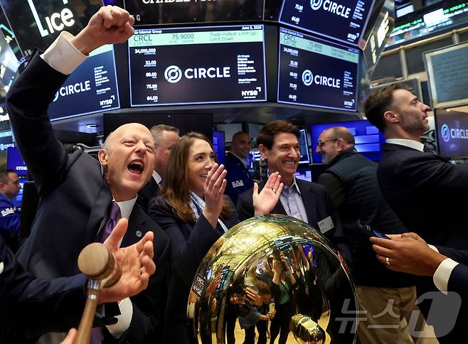 가상자산 산업 붐, 코인주에 몰리는 돈 뭉치