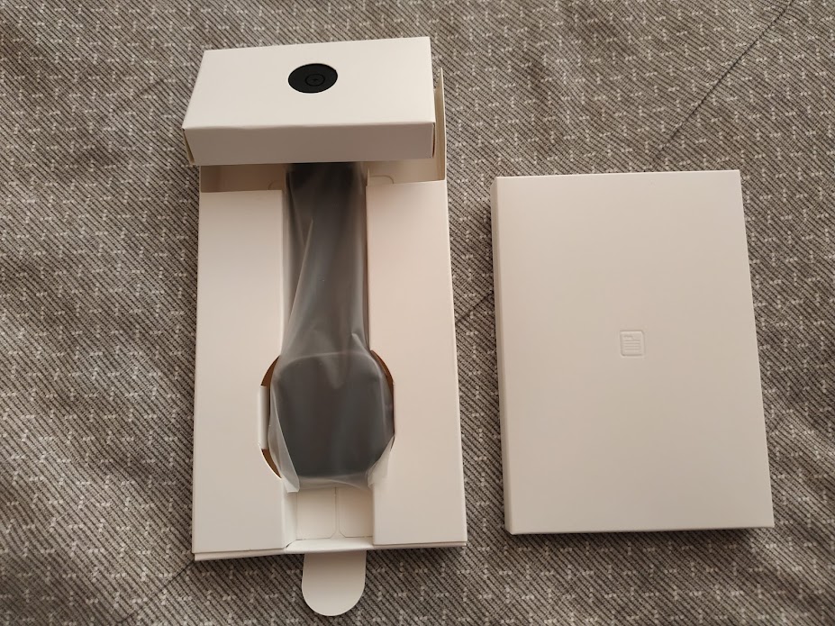 패키지에 정리되어 있는 시계.