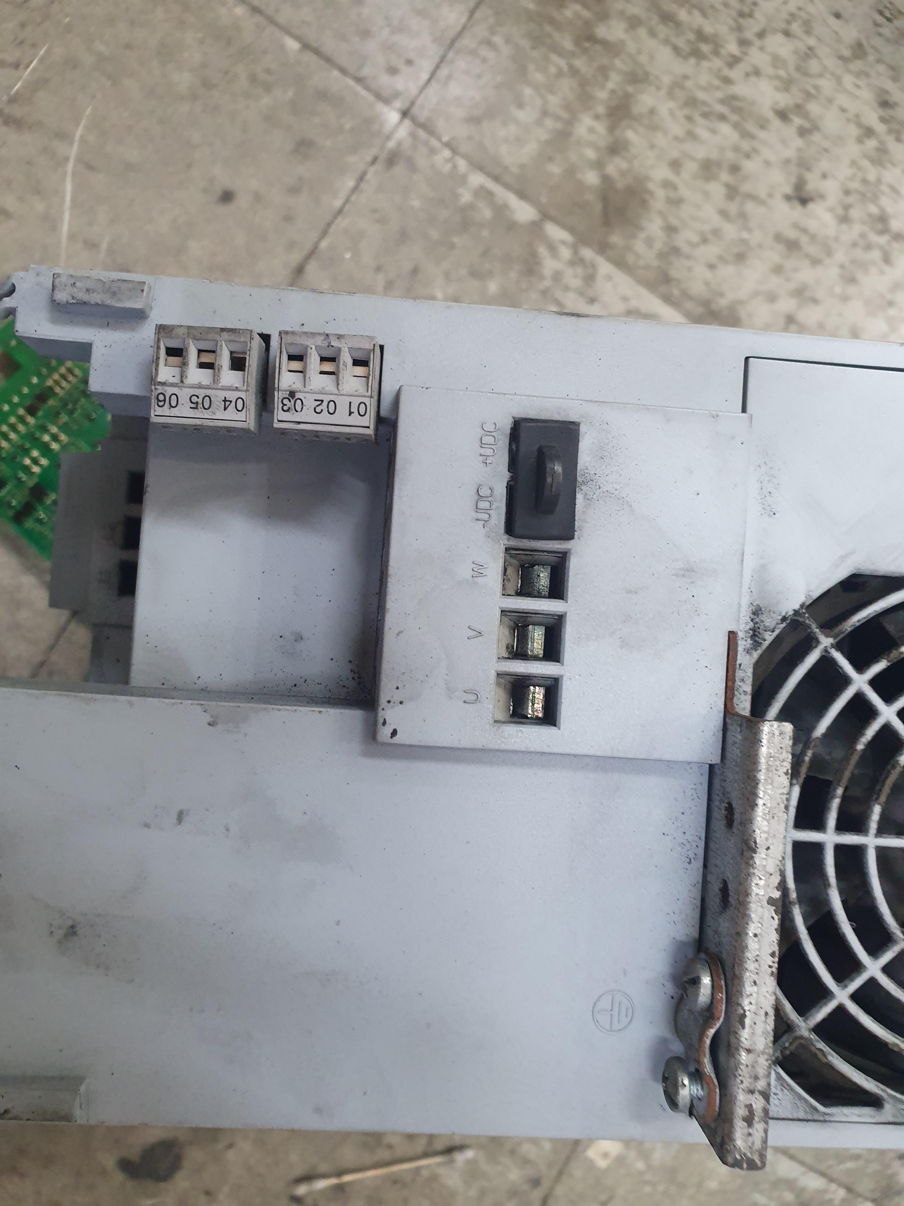 VLT HVAC Basic Drive FC-101 출력단 터진사진