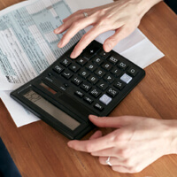 계산기로-연말정산을-하고-있는-사람