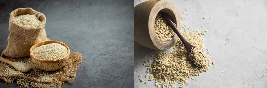 왼쪽에는 참깨가 가득 담긴 자루와 바구니 숟가락이 헝겊 깔판 위에 놓여 있고, 오른쪽에는 현미를 반쯤 담은 나무 그릇이 쓰러져 있고, 그 옆에 바닥에는 현미가 수북하게 쌓여 있고, 현미를 가득 담은 나무 숟가락이 그 위에 놓여 있는 사진