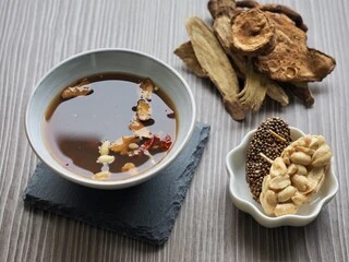 쌍화차 효능과 이런 사람들은 조심해야 한다? 이 따뜻한 한방 차는 옛날 조상님들부터 전해져 오면서&#44; 우리 몸에 꼭 필요한 기운을 채워주는 마법 같은 음료로 알려져 있는데요&#44; 그 안에 숨겨진 힘을 하나하나 파헤쳐 보는 시간을 가져볼까요?