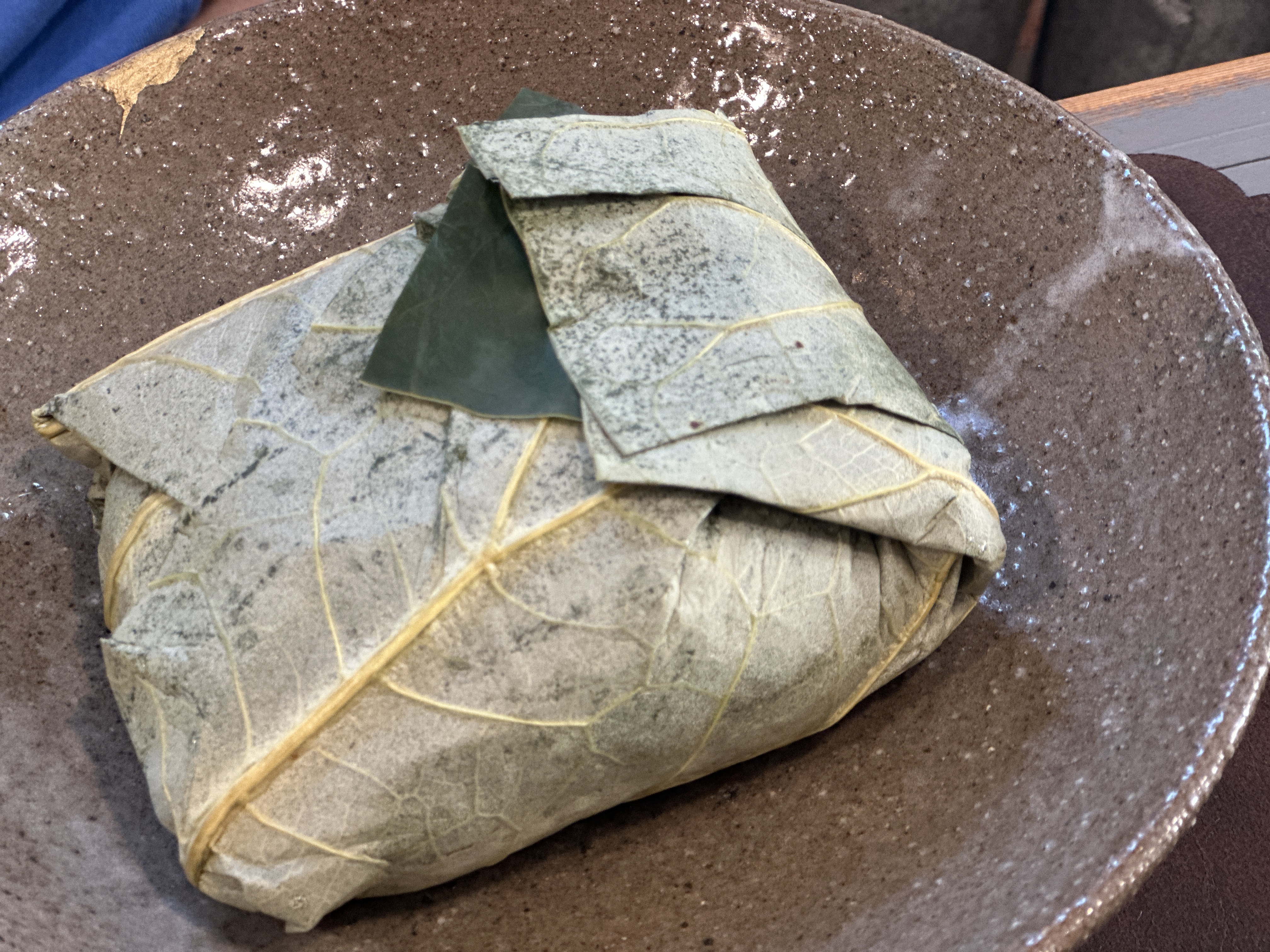 꽁꽁 싸여있는 연잎밥