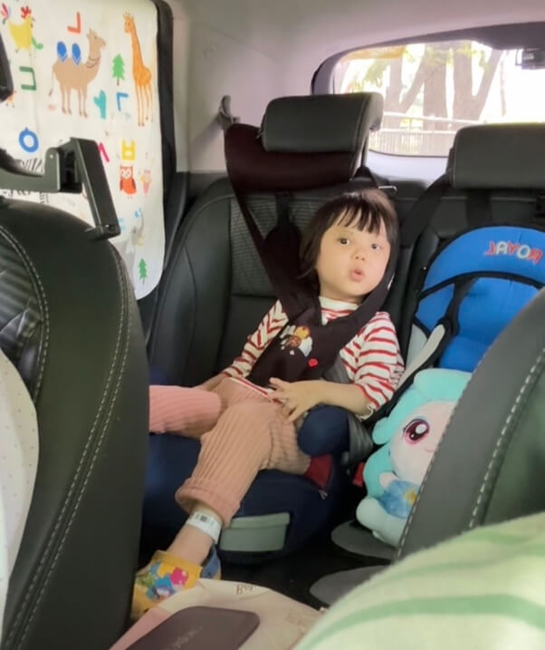 차 뒷자석에 앉아있는 아이