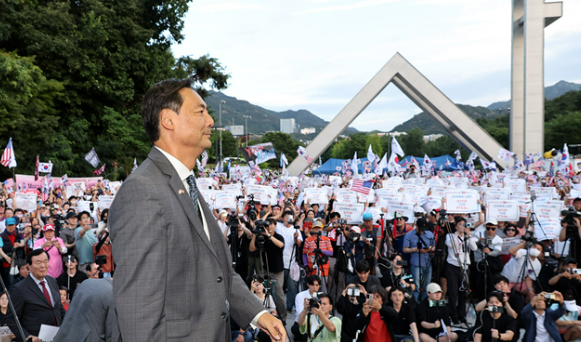 모스 탄 대사 활동 프로필, 그 논란의 진실과 정치적 파장
