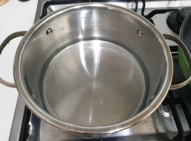 식초를 떨어뜷인 물을 끓이는 모습