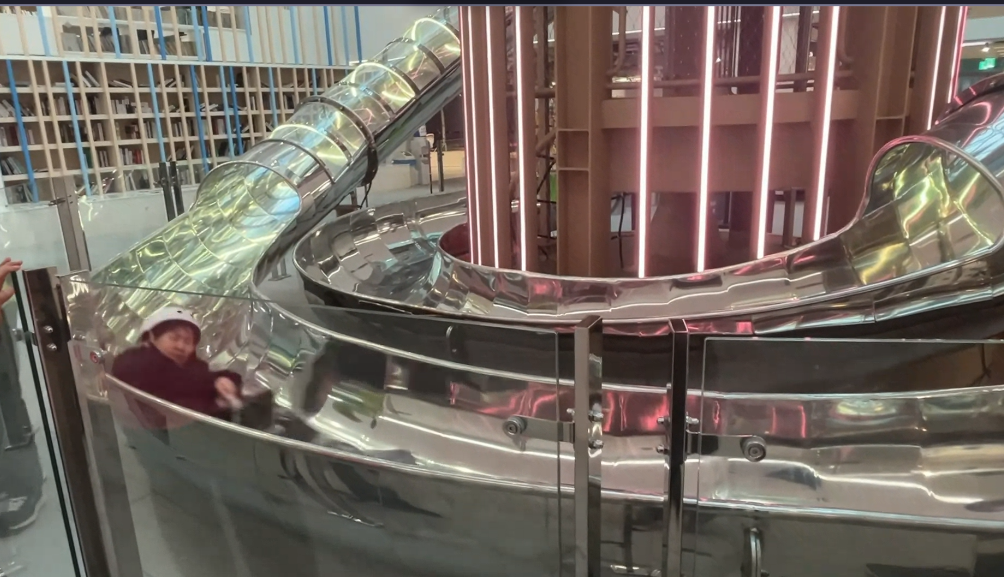 미끄럼틀을 타고 내려오는 모습