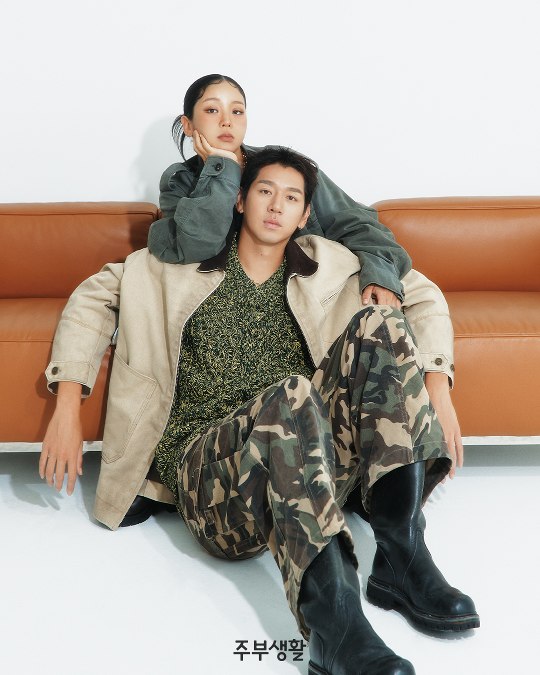 소파에 함께 앉은 트루디와 이대은 화보
