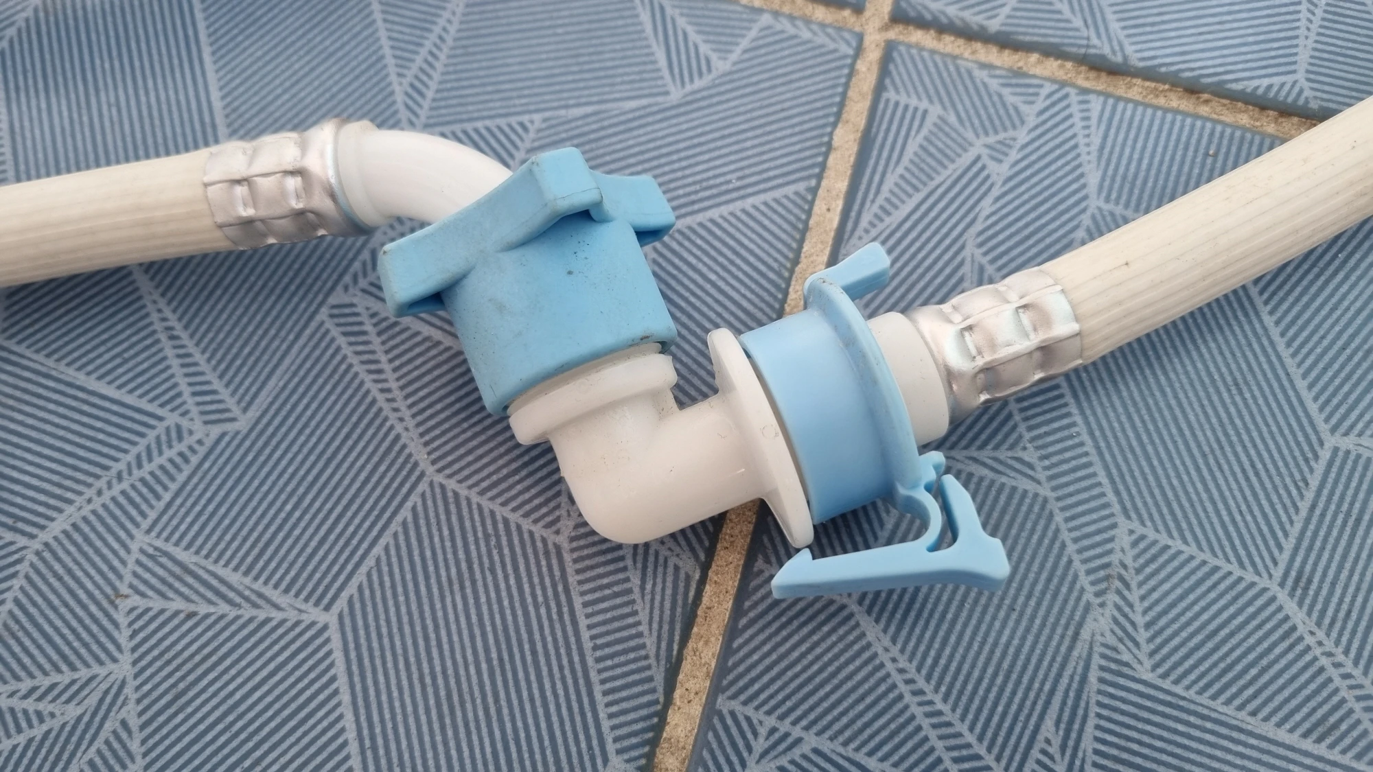 세탁기 호스 연결 완료 모습