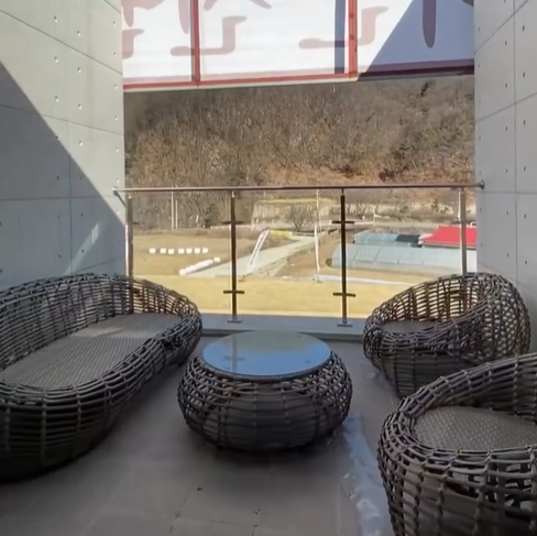 2층 가운데 있는 테라스, 이쁜 테이블과 의자가 있어 가족들과 서로 이야기를 정답게 나눌수도 있는 공간를 갖고 있다