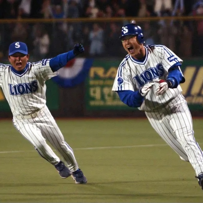 2002년 마해영 선수가 끝내기홈런을 치고 환호하고 있다