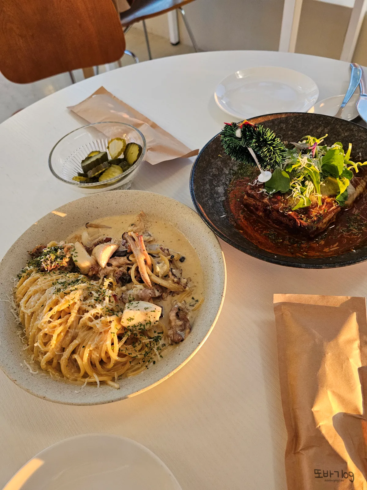 대구서구-피아자-우삼겸크림파스타-스파이시라자냐-크리스마스장식