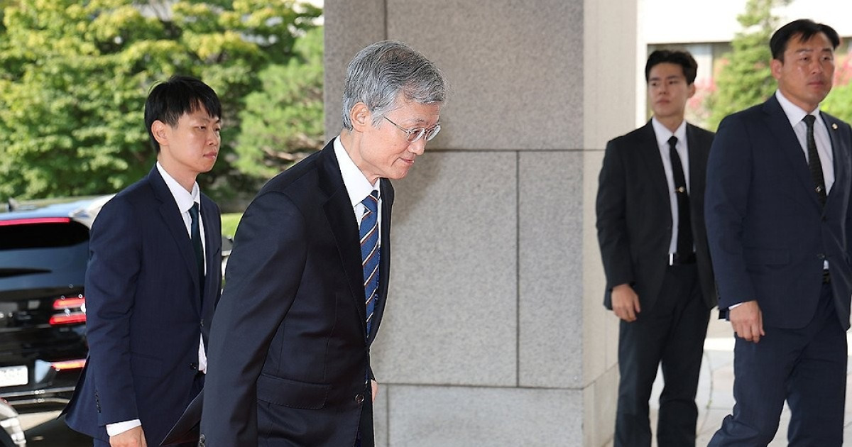 출근하는 조희대 대법원장
