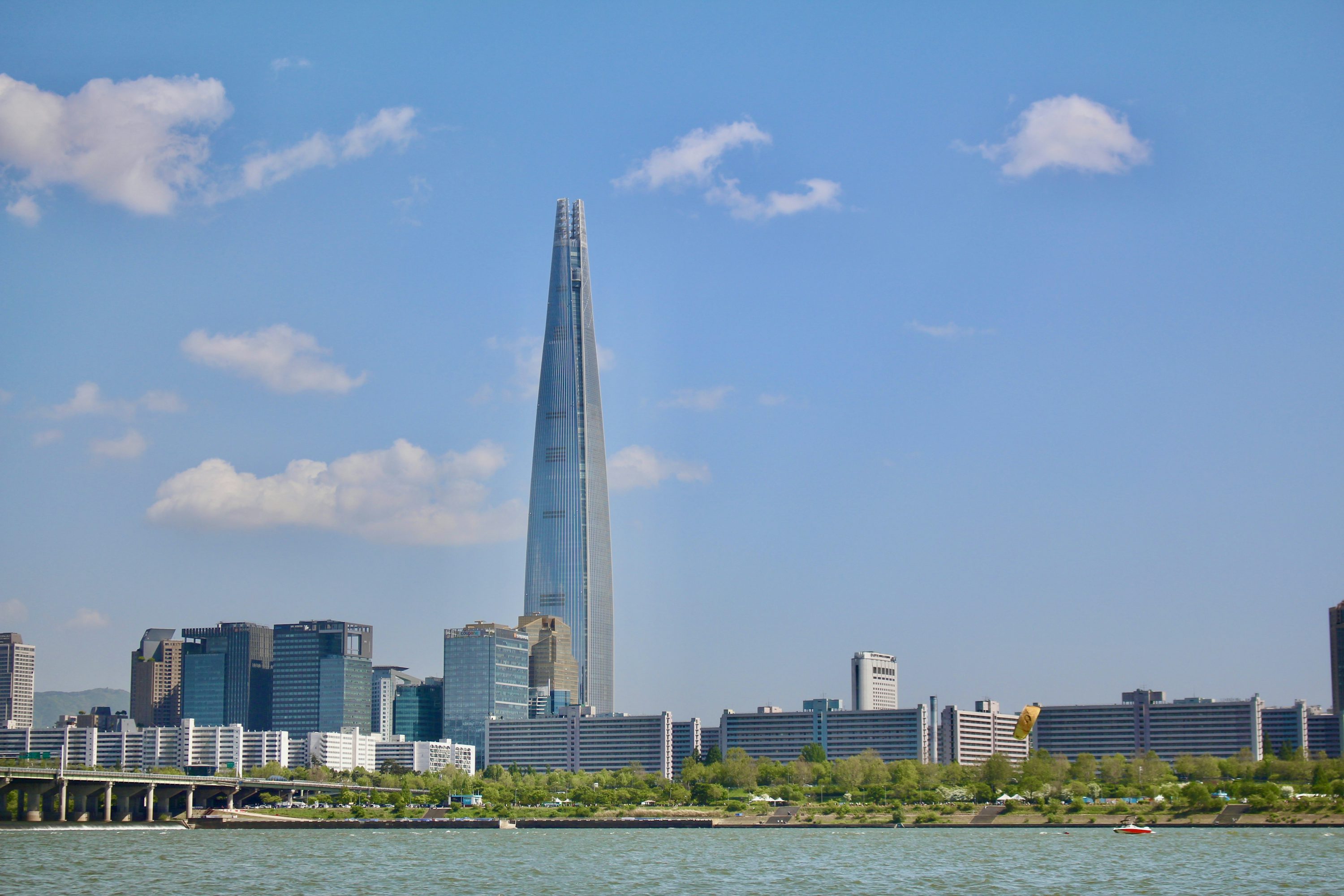 한국의 롯데타워 외부 사진