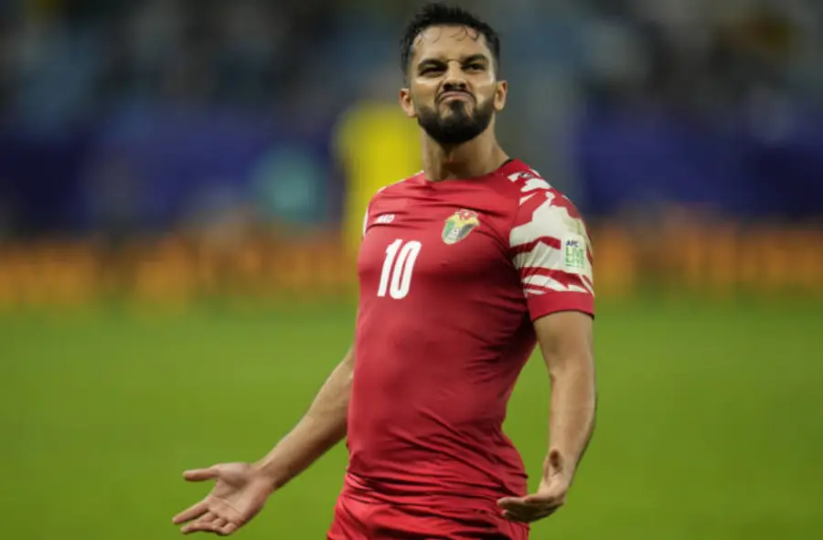 카타르 월드컵- 붉은 유니폼을 입은 요르단 선수가 골을 넣고 세레머니 하는 모습