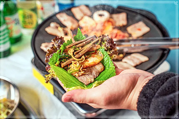 생방송 오늘저녁 수원 인계동 수십가지 반찬&#44; 레트로 옛날 학교 교실 분위기&#44; 냉동 삼겹살 맛집