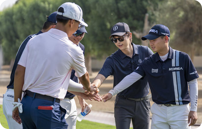 R&amp;A 홍보대사 송중기가 아마추어 선수들과 이야기를 나누고 있다. [사진=R&amp;A, 매일경제]