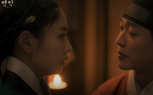 MBC 드라마 연인 길채와 장현이 그윽하게 바라보며 마주 앉아 있는 모습