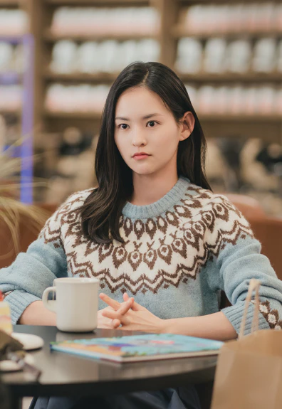 정수현 역의 김윤혜