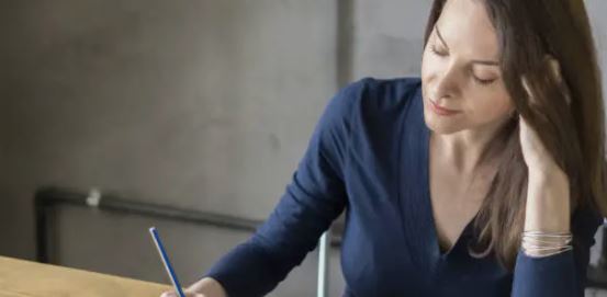 자녀의 학교생활을 고민하는 중년여성