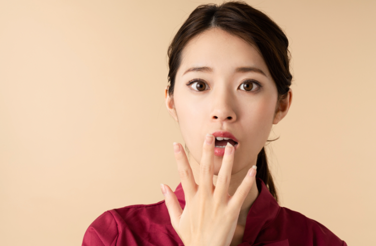 놀라는 여성