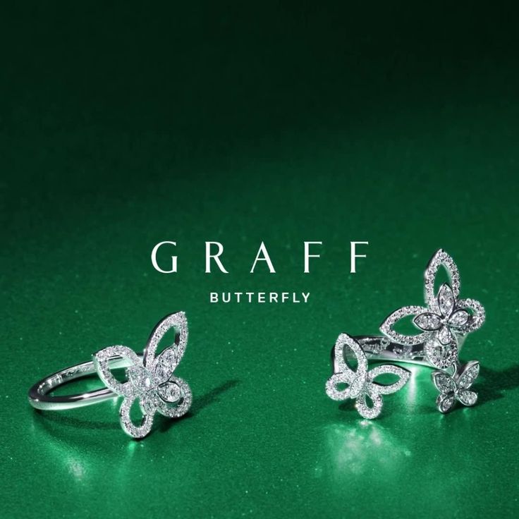 그라프(GRAFF) 버터플라이 컬렉션의 찬란한 다이아몬드 광채와 딥 그린 배경의 조화