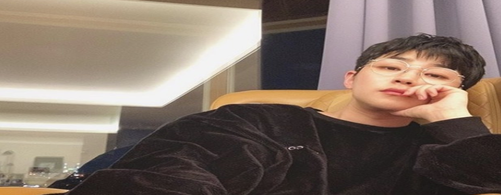 턱을-괴고-있는-딘딘