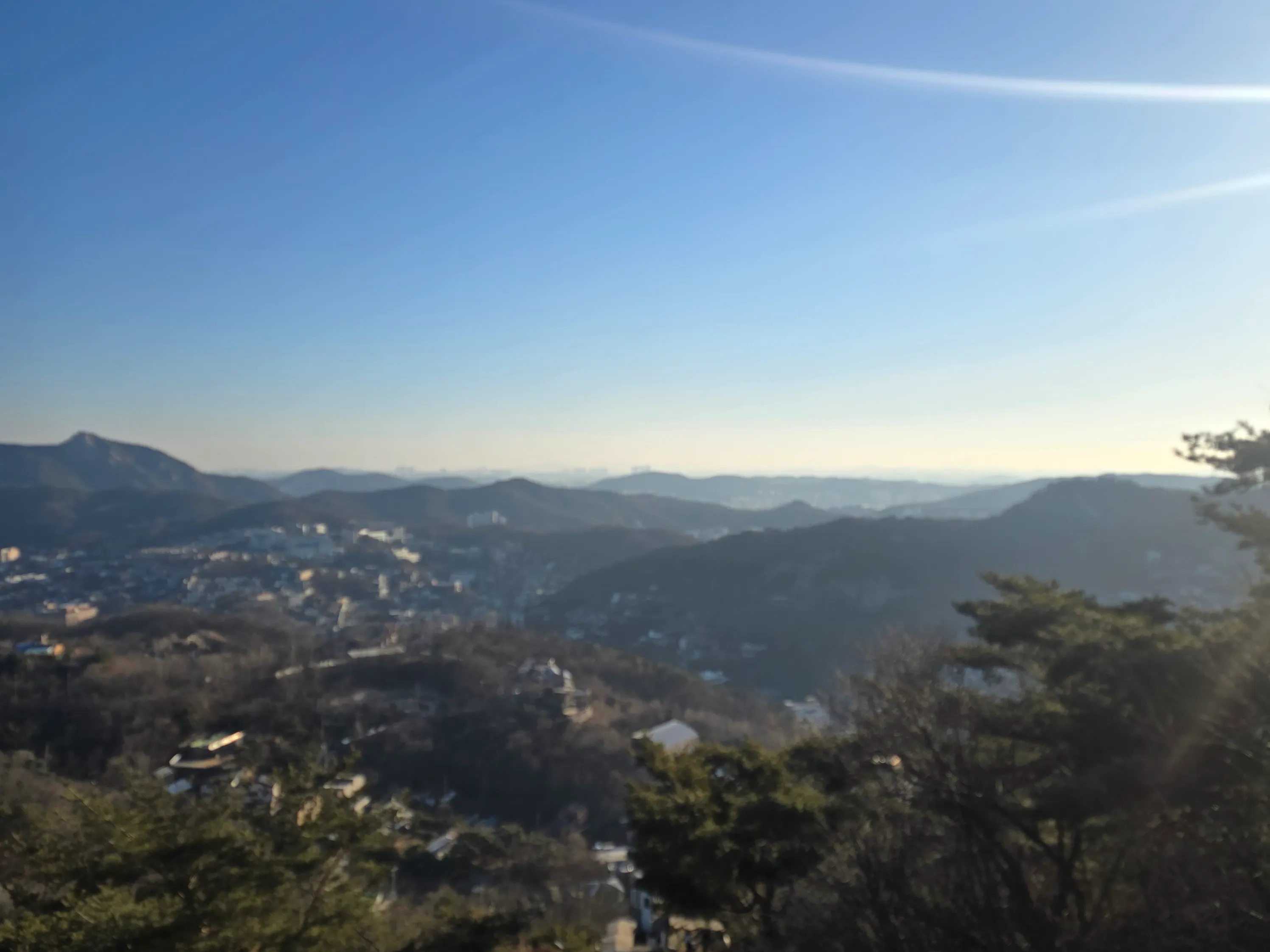 구두를 신고도 편하게 걸을 수 있도록 잘 정비된 돌계단 성곽길.