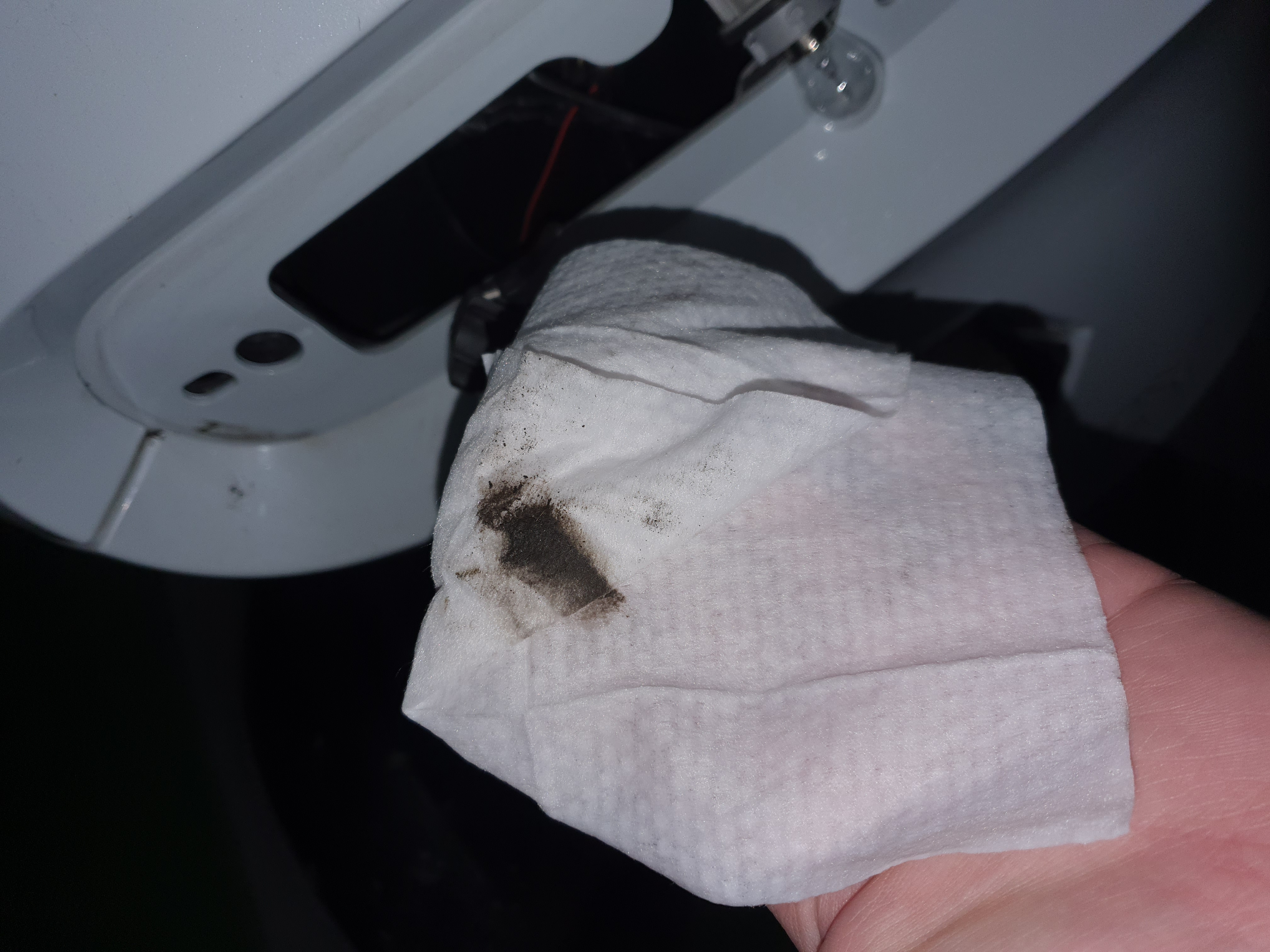 물티슈로 열심히 닦아내자