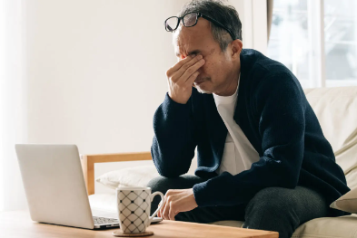 눈이 피로한 노인