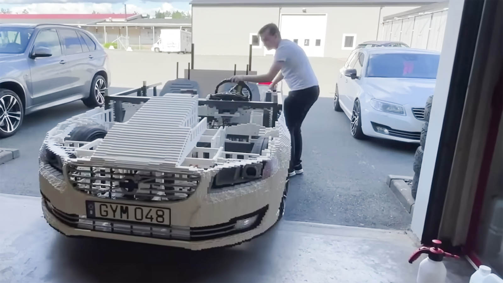 스웨덴 브릭 아티스트 데이비드 구스타프손이 제작한 1:1 실차 크기의 레고 볼보 V70 작품