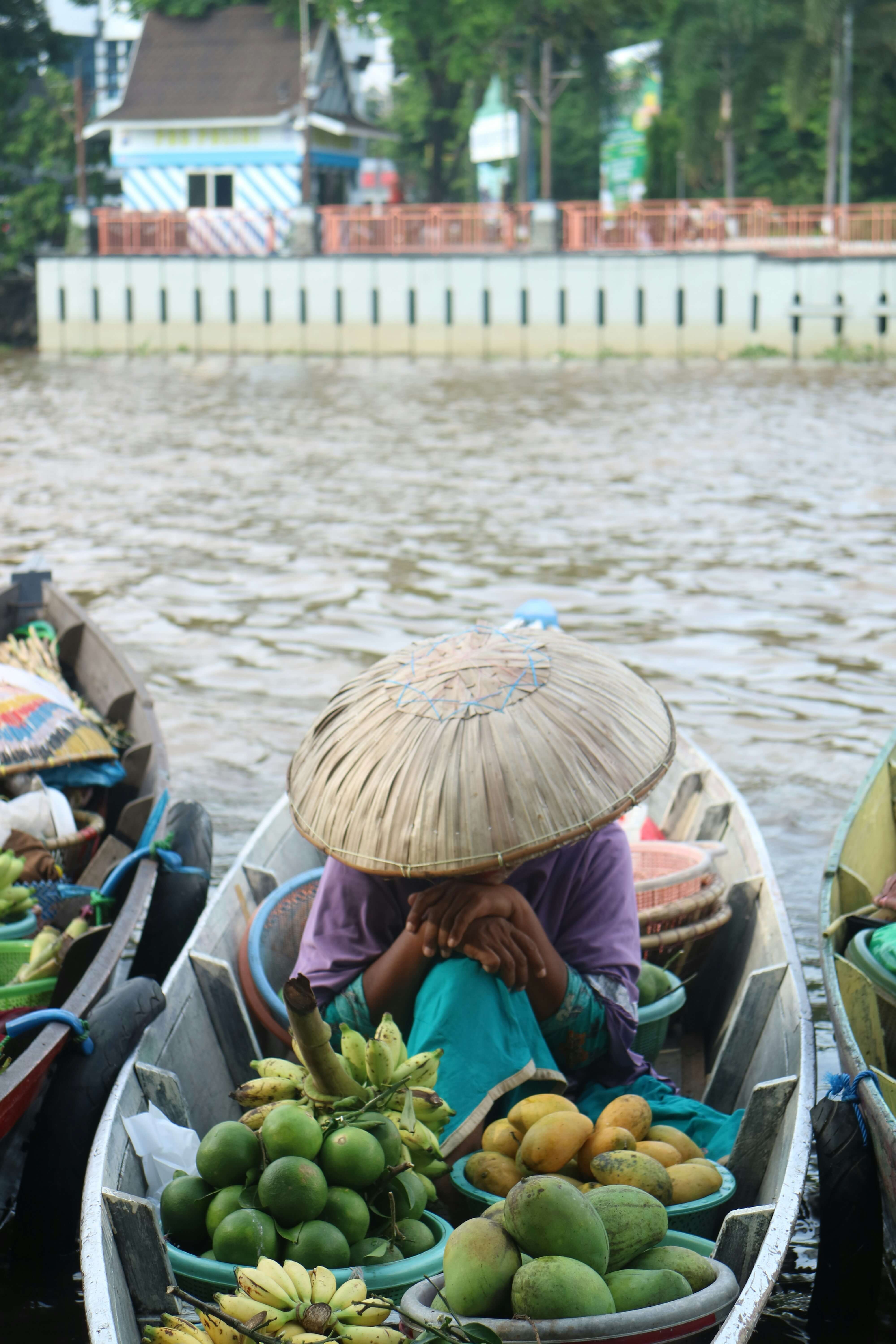 배 위에서 과일을 팔고 있는 상인 사진