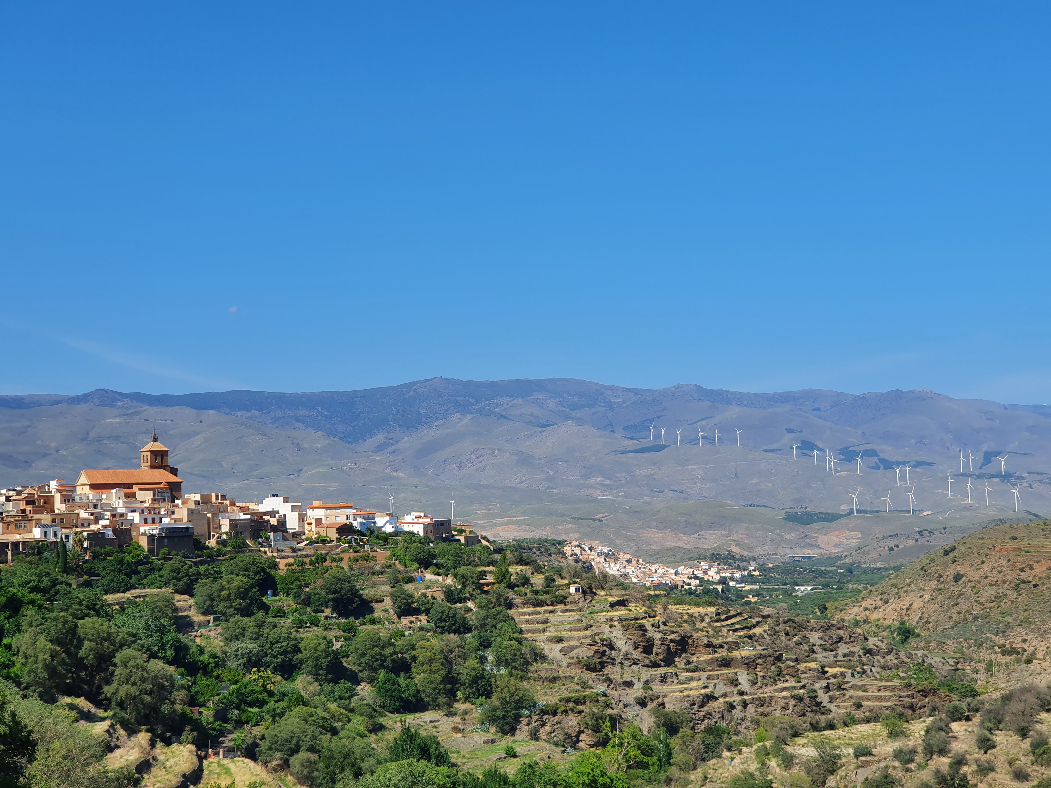 스페인 아브루세나 시에라 네바다 자연공원에서 바라본 산 페드로 아포스톨 교회