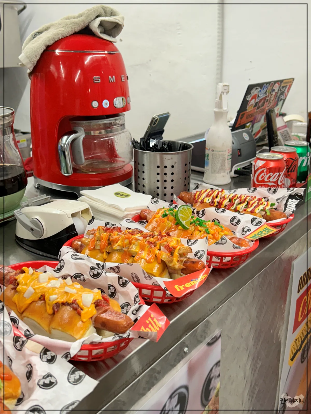 한남동-핫도그-맛집-도그도그도그-핫도그-모형들이-나란히-있는-모습