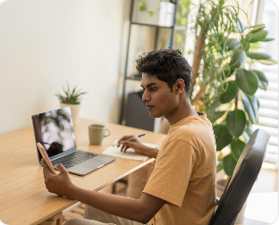 멀티태스킹 상황에서 여러 일을 동시에 처리하는 작업 장면