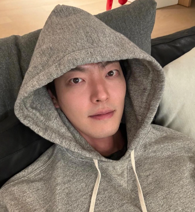 김우빈 프로필 작품활동 연애 신민아 결혼 투병 결별 드라마 영화 넥플릭스