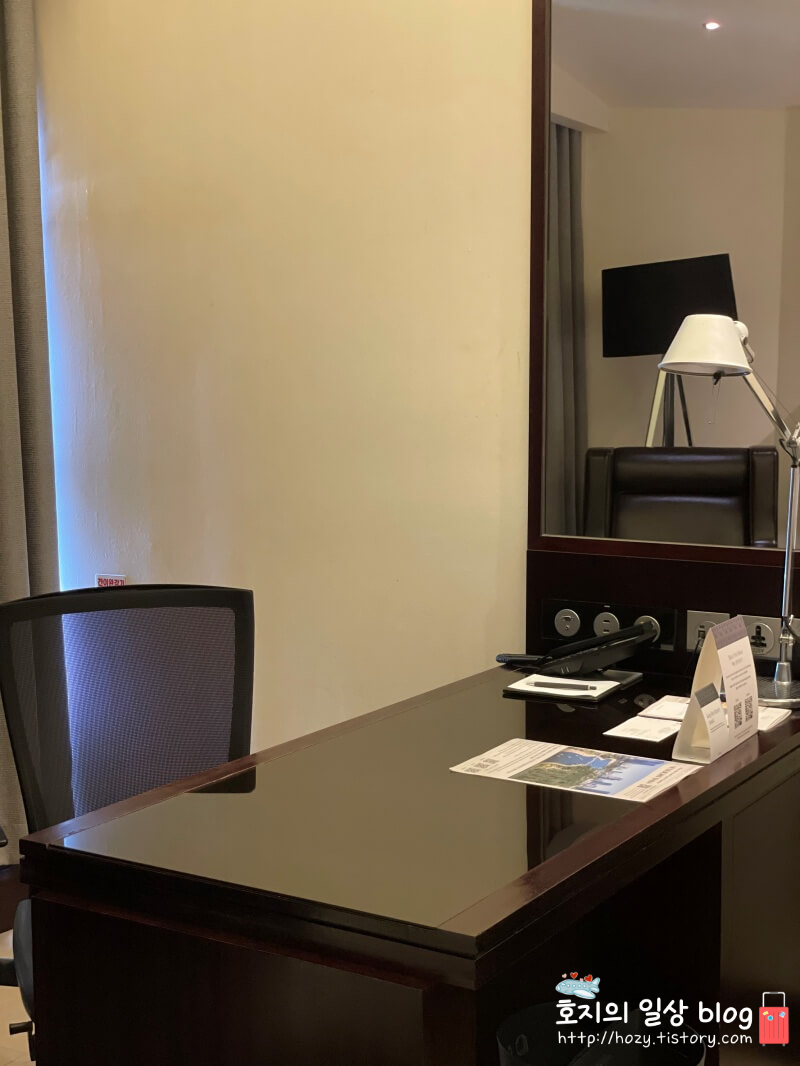 송도 쉐라톤 디럭스룸 책상